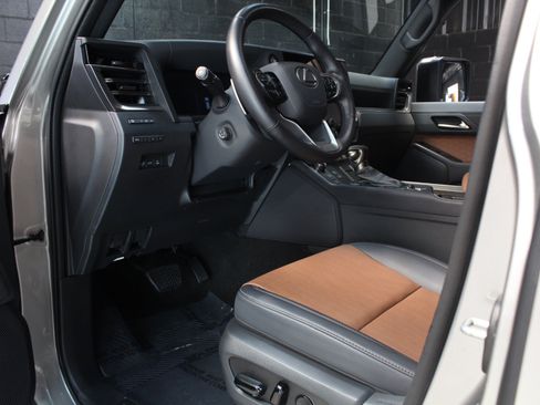 Used 2025 Lexus GX 550 w/ Accessory Package (2T) AWD/4WD image 33