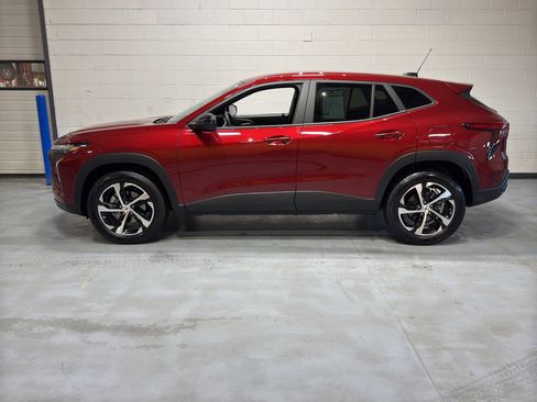 Used 2024 Chevrolet Trax RS image 2