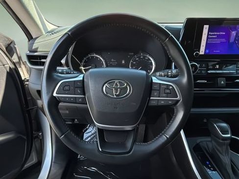 Used 2023 Toyota Highlander LE FWD image 12