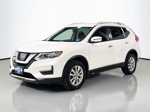Used 2017 Nissan Rogue SV image 3