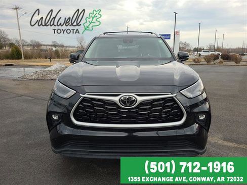 Used 2023 Toyota Highlander XLE image 2