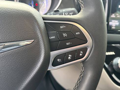 Used 2023 Chrysler Pacifica Touring-L image 30