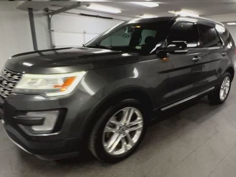 Used 2017 Ford Explorer XLT w/ Equipment Group 202A image 4