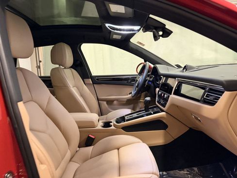 Certified 2025 Porsche Macan image 16