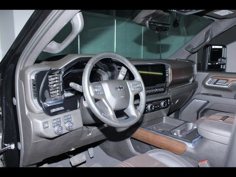 Used 2025 Chevrolet Silverado 2500 High Country w/ High Country Premium Package AWD/4WD image 25