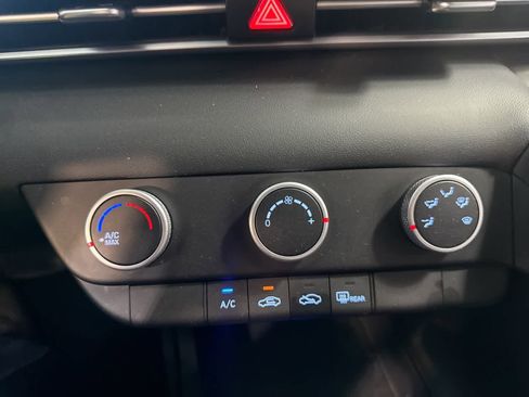 Used 2025 Hyundai Elantra SE image 24