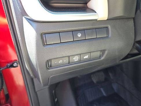 Used 2025 Nissan Rogue SV w/ SV Premium Package AWD/4WD image 17