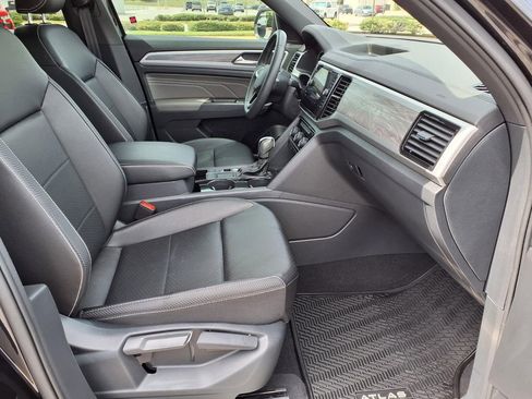 Used 2023 Volkswagen Atlas Cross Sport SE w/ Panoramic Sunroof Package FWD image 12