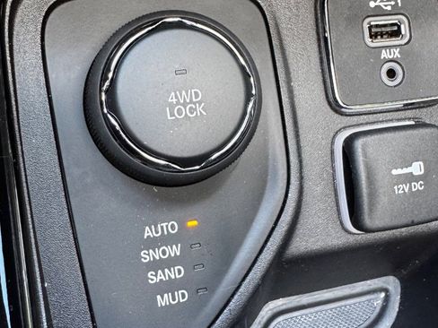 Used 2021 Jeep Compass Limited w/ Sun and Sound Group AWD/4WD image 17