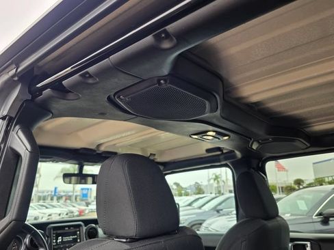 Used 2021 Jeep Gladiator Sport AWD/4WD image 17