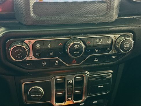 Used 2022 Jeep Wrangler Unlimited Sport image 17