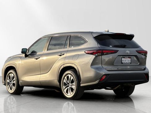 Used 2025 Toyota Highlander XLE image 6