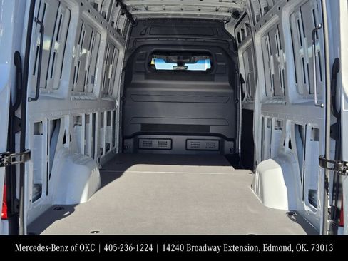 Used 2025 Mercedes-Benz Sprinter 2500 image 31