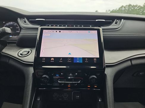Used 2022 Jeep Grand Cherokee L Limited w/ Luxury Tech Group II AWD/4WD image 28