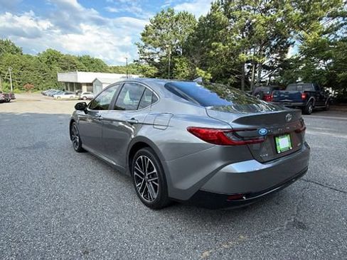 Used 2025 Toyota Camry XLE FWD image 5
