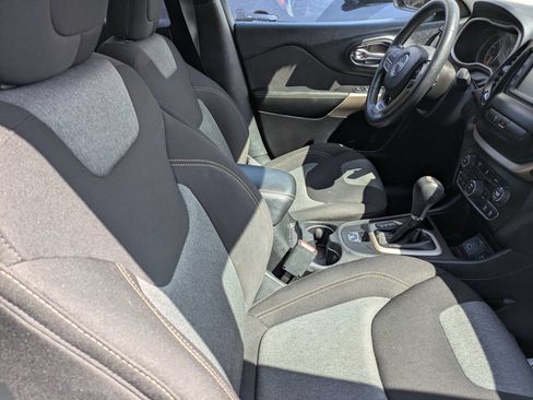 Used 2018 Jeep Cherokee Latitude w/ Safety Group FWD image 13