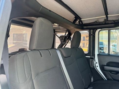 Used 2022 Jeep Wrangler Unlimited Sahara image 20