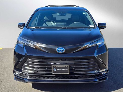 Used 2024 Toyota Sienna XLE Woodland Edition AWD/4WD image 8