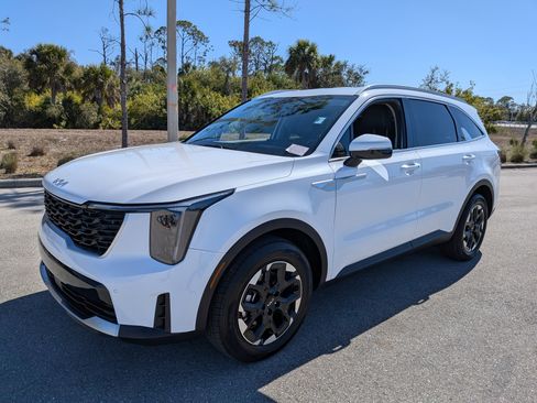 Certified 2025 Kia Sorento S image 10