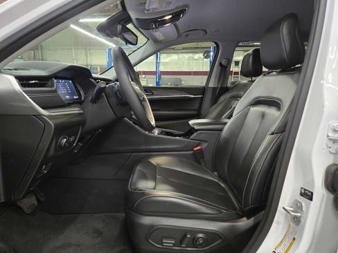 Used 2023 Jeep Grand Cherokee Limited w/ Black Appearance Package AWD/4WD image 18