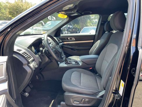Used 2017 Ford Explorer XLT FWD image 4