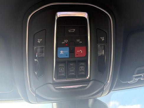 Used 2025 Jeep Grand Cherokee Limited w/ Luxury Tech Group II RWD image 51