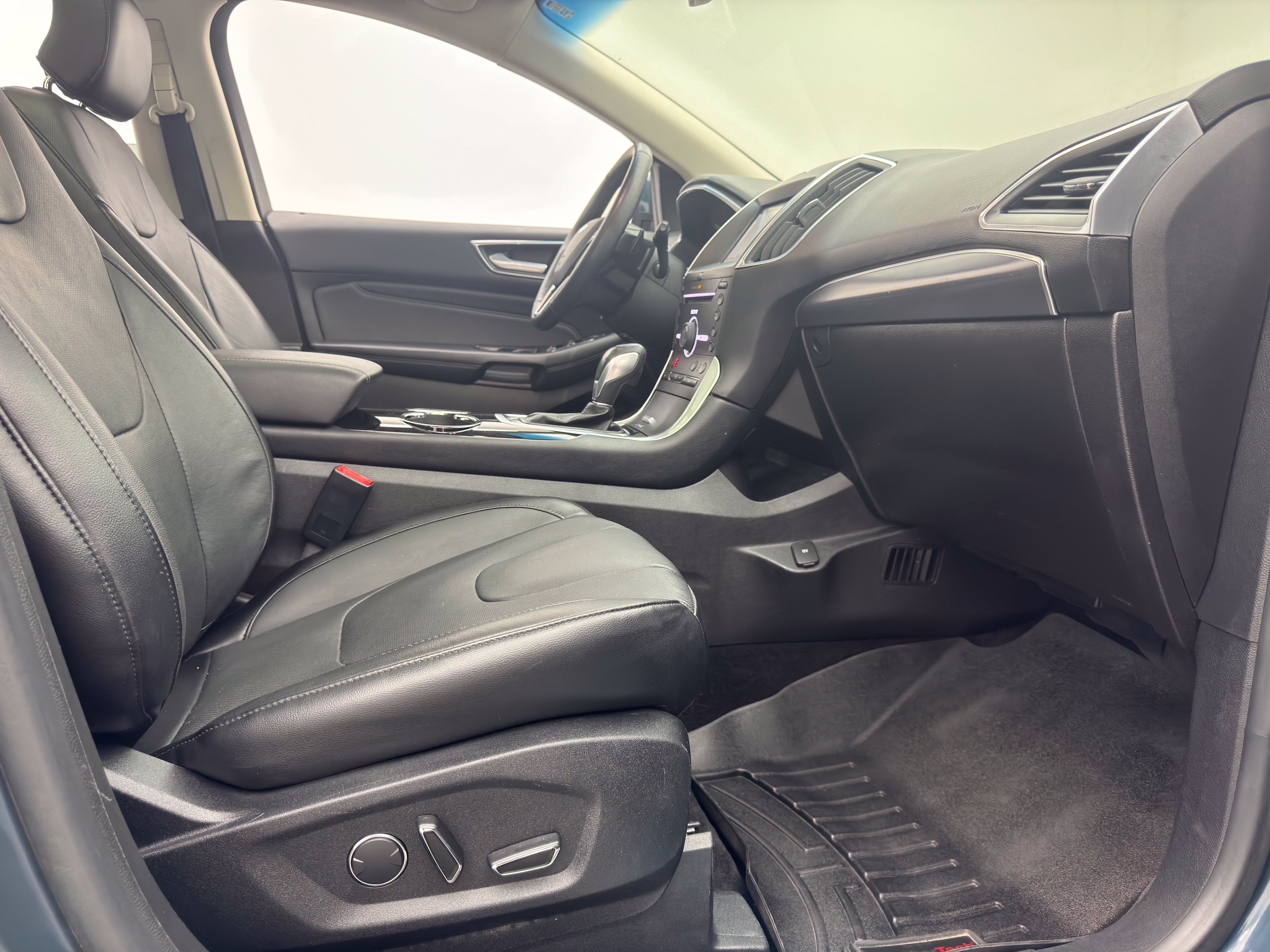 Used 2016 Ford Edge Titanium w/ Equipment Group 301A AWD/4WD image 34