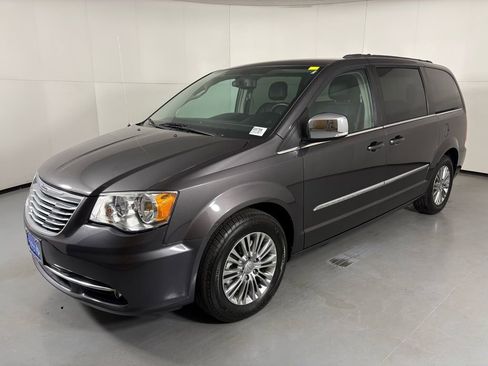 Used 2015 Chrysler Town & Country Touring-L image 4