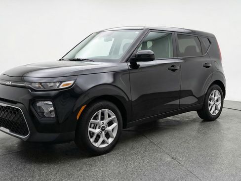 Used 2025 Kia Soul LX w/ LX Technology Package image 3