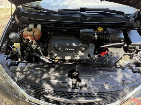 Used 2017 Chrysler Pacifica Touring FWD image 20