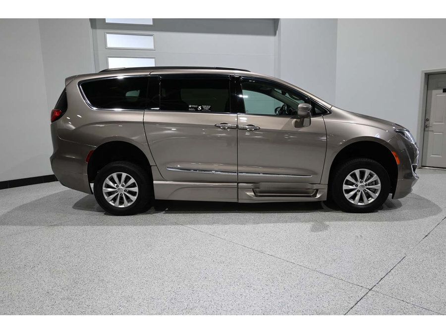 Used 2017 Chrysler Pacifica Touring-L FWD image 5