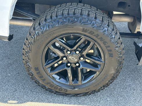 Used 2025 Chevrolet Silverado 1500 Custom Trail Boss AWD/4WD image 17