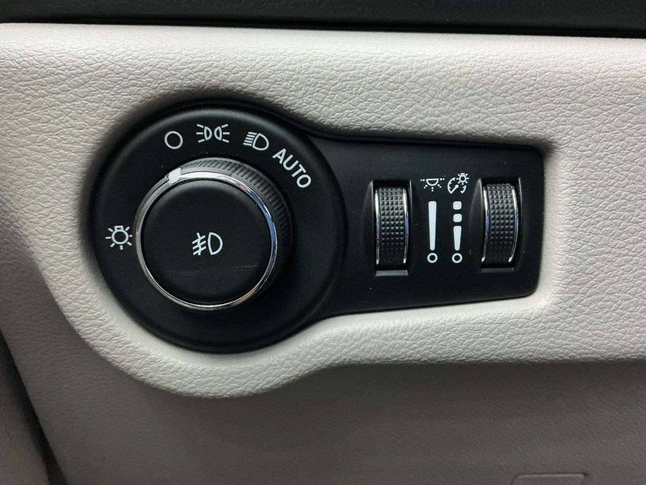 Used 2018 Chrysler Pacifica Touring-L FWD image 36