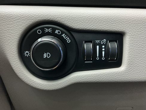 Used 2018 Chrysler Pacifica Touring-L FWD image 36