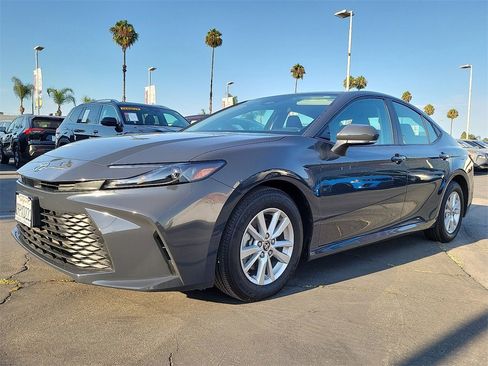 Used 2025 Toyota Camry LE image 28