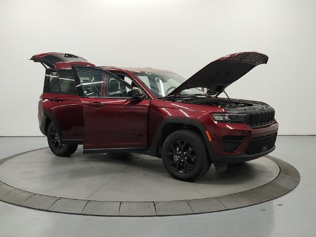 Used 2025 Jeep Grand Cherokee Altitude AWD/4WD image 10