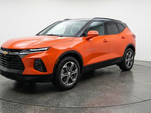 Used 2025 Chevrolet Blazer LT FWD image 2
