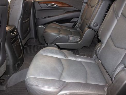 Used 2018 Cadillac Escalade Luxury image 19