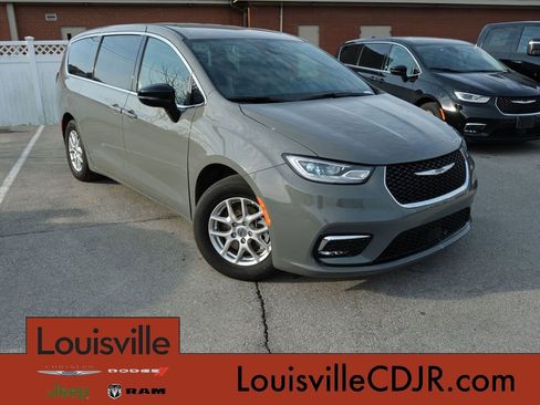 Used 2025 Chrysler Pacifica Select image 1