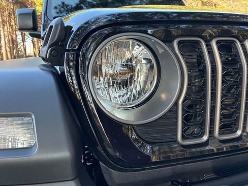 Used 2024 Jeep Wrangler Sport S image 9