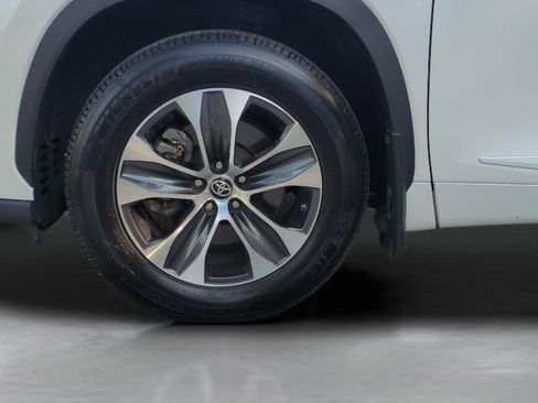 Used 2020 Toyota Highlander XLE image 10