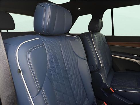 New 2026 Cadillac Vistiq Premium Luxury w/ LPO, Floor Liner Package AWD/4WD image 29