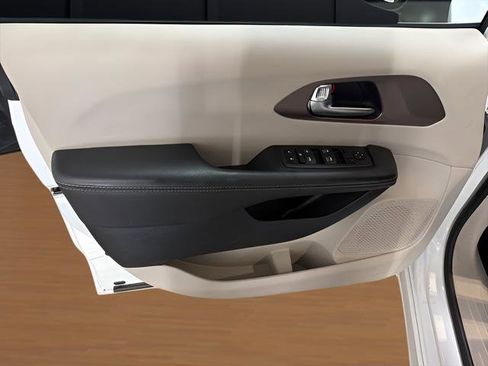 Used 2023 Chrysler Voyager LX FWD image 10