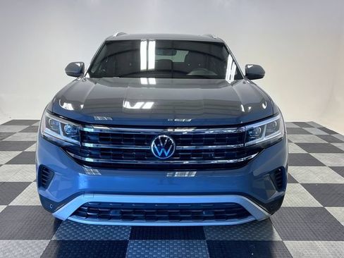Certified 2022 Volkswagen Atlas Cross Sport SE w/ Panoramic Sunroof Package FWD image 2