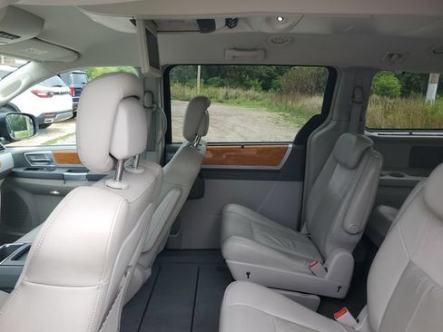 Used 2010 Chrysler Town & Country Limited w/ Entertainment Group #3 FWD image 9