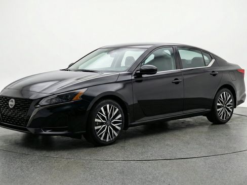 Used 2025 Nissan Altima 2.5 SV FWD image 3