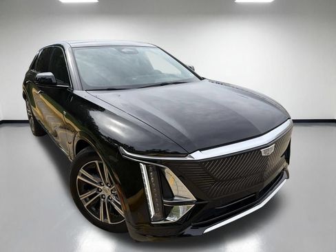 Used 2024 Cadillac Lyriq Luxury AWD/4WD image 2