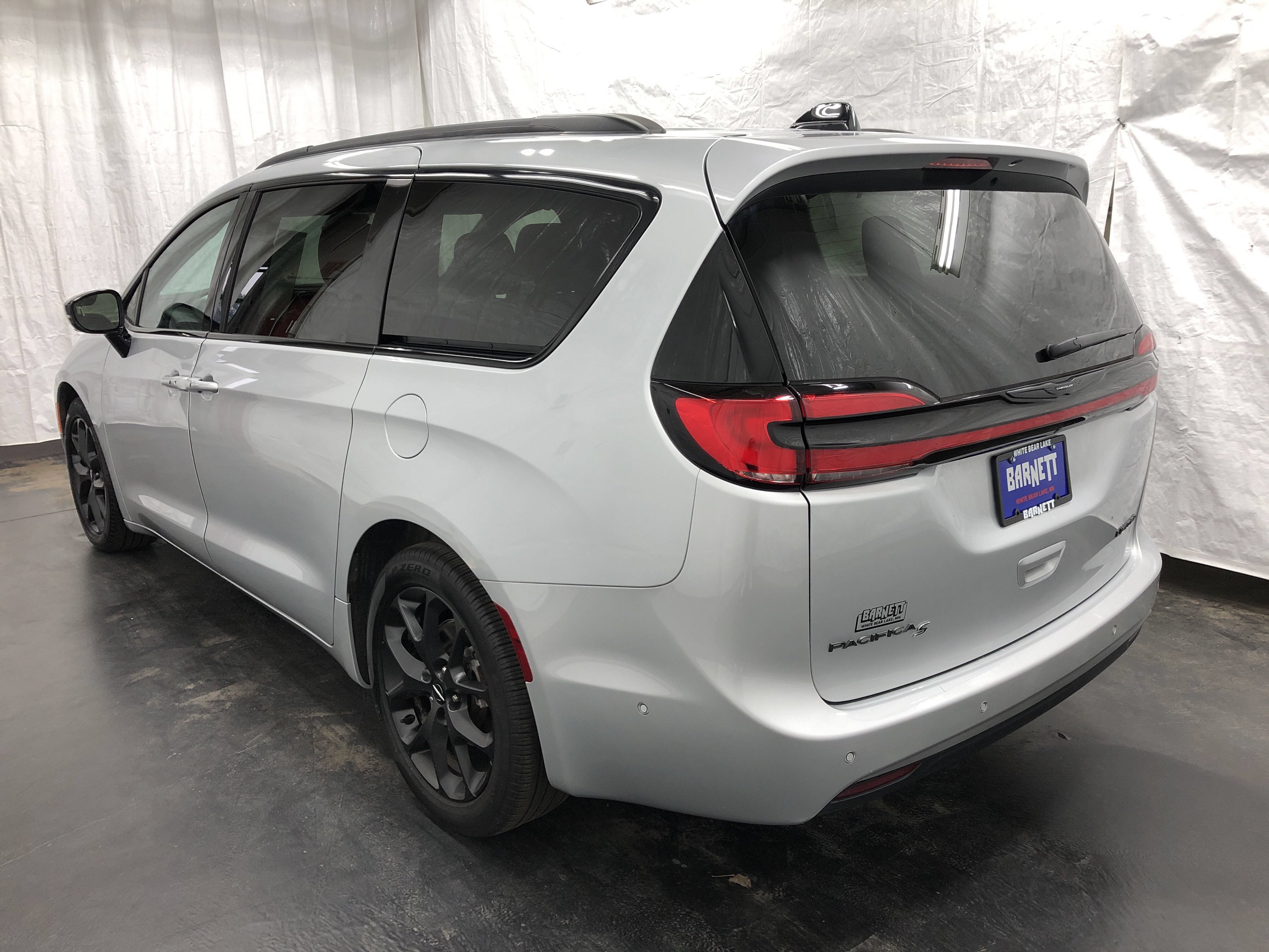 Used 2024 Chrysler Pacifica Limited w/ Uconnect Theater Family Group FWD image 5