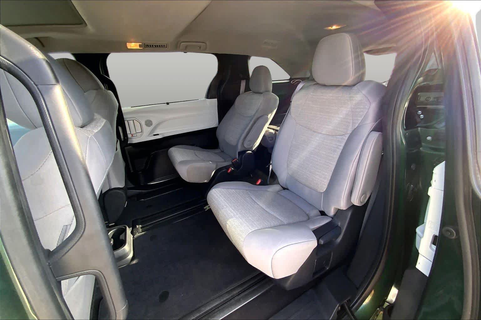 Certified 2025 Toyota Sienna LE w/ LE Plus Package FWD image 21