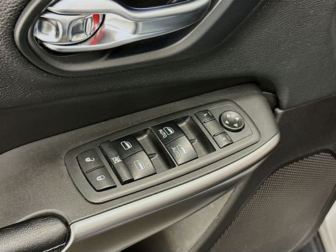 Used 2019 Jeep Cherokee Latitude Plus AWD/4WD image 15